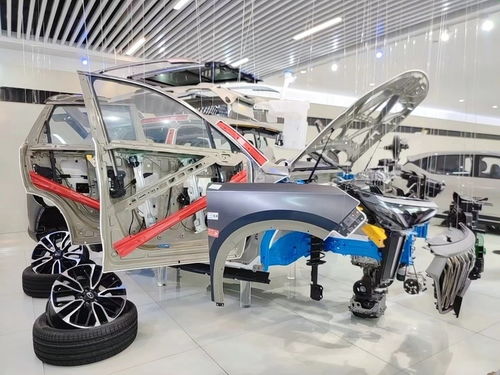 六歲娃探秘汽車廠,看看汽車是如何做到在路上疾馳
